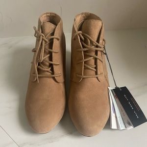 Vionic Becca women’s Wedge Gray Suede Bootie size 6